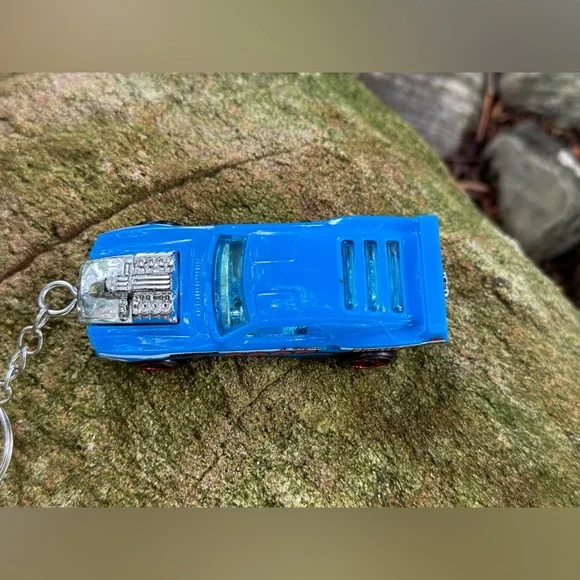 Hot Wheels RIVITED Toy Car Keychain - Picture 4 of 10